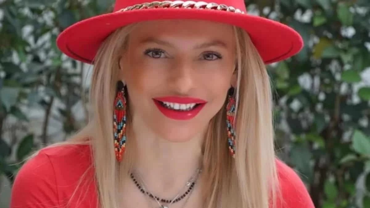 Σε κλίμα οδύνης το τελευταίο αντίο στην Μαρίτα Αγγελοπούλου - Τραγικές φιγούρες η μητέρα και ο αδερφός της