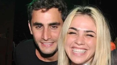 Με μακρύ πέπλο και έξω τους ώμους - Δεν περιγράφεται το χαμόγελο της νύφης Κόνι Μεταξά δίπλα στον γαμπρό Μάριο Καπότση