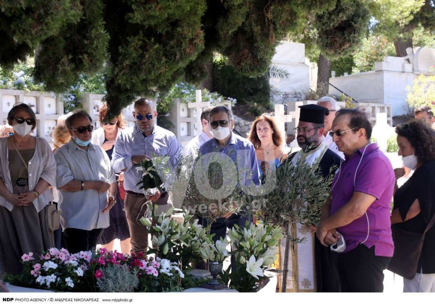 Φωτογραφίες από τον τάφο της Αλίκης Βουγιουκλάκη στο μνημόσυνο για τα γενέθλιά της 