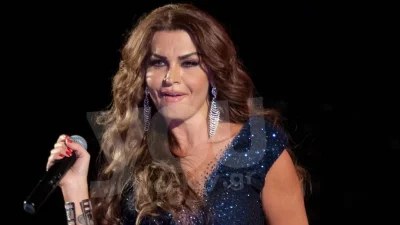 Με ένα τριαντάφυλλο στο χέρι σε ταβερνάκι στο Πόρτο Χέλι - Η αρετουσάριστη πλευρά της Νίνας Λοτσάρη
