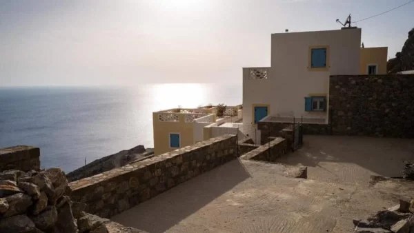 Κάρπαθος: Σε έναν όμορφο παραδοσιακό οικισμό του νησιού θα βρείτε ένα ξενοδοχειακό συγκρότημα με κομψές μεζονέτες