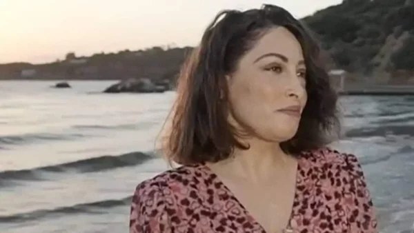 Δεν το βάζει με τίποτα κάτω - Στην παραλία με εντυπωσιακό ψάθινο καπέλο η Ιωάννα Παλιοσπύρου