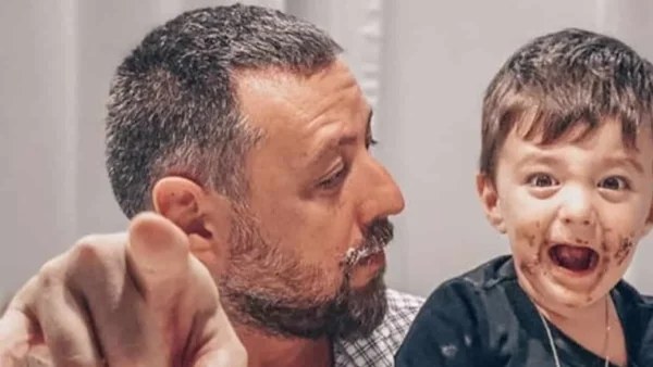 «Ασήκωτα τα οικογενειακά βάρη» - Η ξεκαρδιστική ανάρτηση του Μάνου Παπαγιάννη με το γιο του