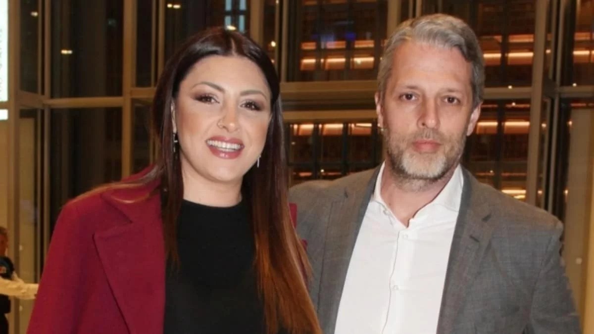 Ήταν σε διάσταση όταν γνώρισε την Έλενα Παπαρίζου - Η ξανθιά πρώην σύζυγος του Ανδρέα Καψάλη