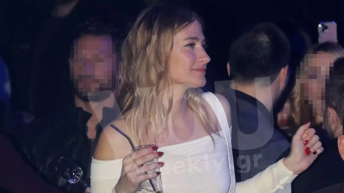 Ημίγυμνη στη Σίφνο η Ισμήνη Παπαβλασοπούλου - Με θέα το απέραντο γαλάζιο του νησιού