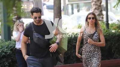 "Τσάκισε" ένα πιάτο με μακαρόνια στην παραλία - Φωτογραφίες από τις διακοπές της Ελένης Χατζίδου και του Ετεοκλή Παύλου με την κόρη τους