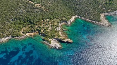 Ο "κρυμμένος" τιρκουάζ παράδεισος στην Ν. Εύβοια - Με κρυστάλλινα νερά και πλούσια βλάστηση