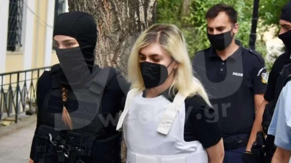 ''Μπήκες σαν τις ντίβες'' - Σφοδρές αντιδράσεις για την εμφάνιση της Ρούλας Πισπιρίγκου στην Ευελπίδων