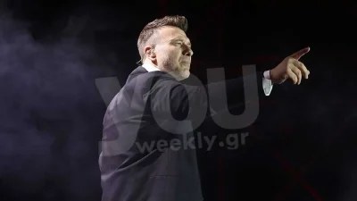Μπαμπάς και κόρη τραγουδούν αγκαλιά στη σκηνή - Η τρυφερή στιγμή του Γιάννη Πλούταρχου με την Κατερίνα Κακοσαίου