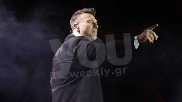 Μπαμπάς και κόρη τραγουδούν αγκαλιά στη σκηνή - Η τρυφερή στιγμή του Γιάννη Πλούταρχου με την Κατερίνα Κακοσαίου