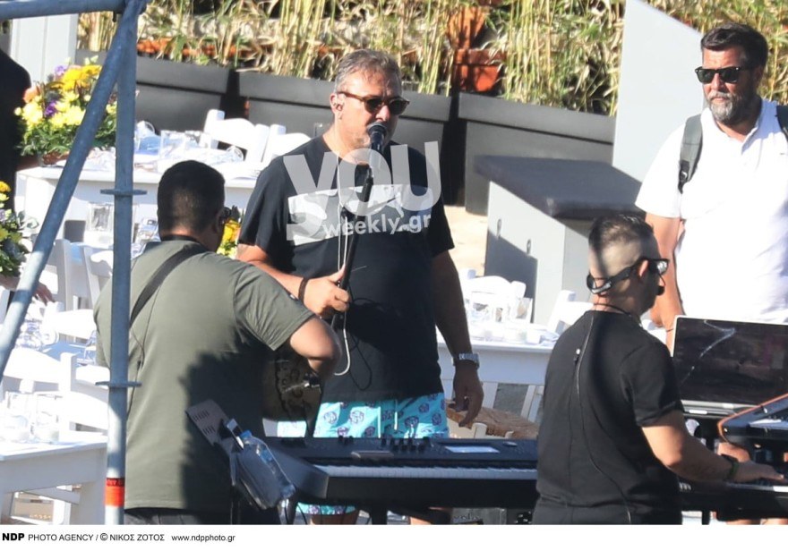 Ο Αντώνης Ρέμος κάνει πρόβα τα τραγούδια που ερμήνευσε στη συναυλία στη Μύκονο