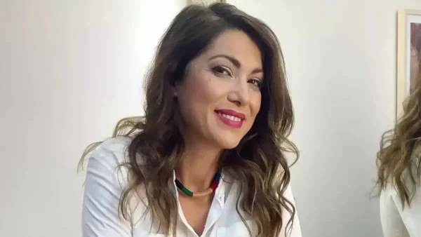 Κλέλια Ρένεση: Άφησε για λίγο τη «Μουρμούρα» και ανέβασε το πιο γλυκό βίντεο με την κόρη της από την παραλία