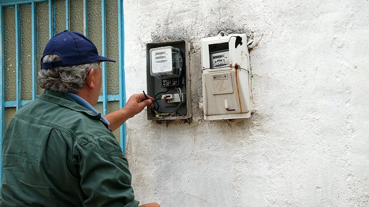Ισχυρή έκρηξη σε ρολόγια της ΔΕΗ στα Πατήσια