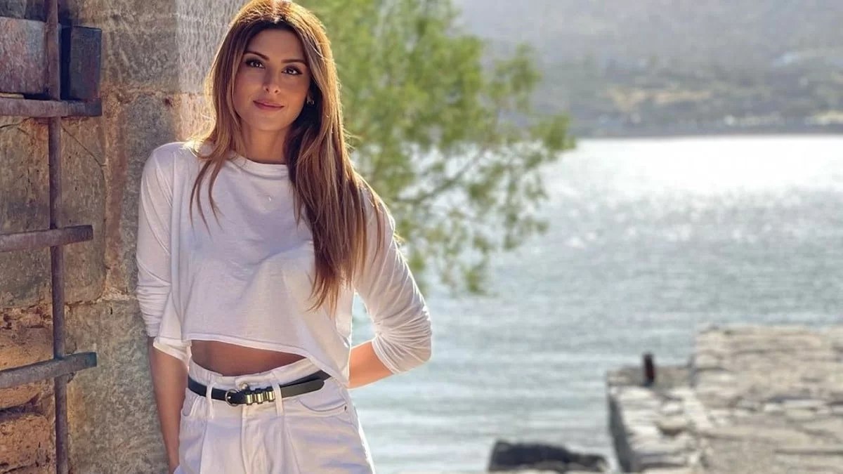 Με πολύ αποκαλυπτικό τιρκουάζ ολόσωμο - Η Ανθή Σαλαγκούδη αποκάλυψε το πρόσωπο που τη φωτογράφησε στη Χαλκιδική