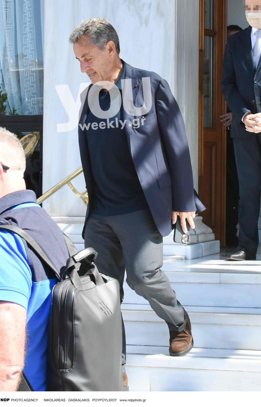 Ο Σαρκοζί κατά την έξοδό του από το Μεγάλη Βρετανία