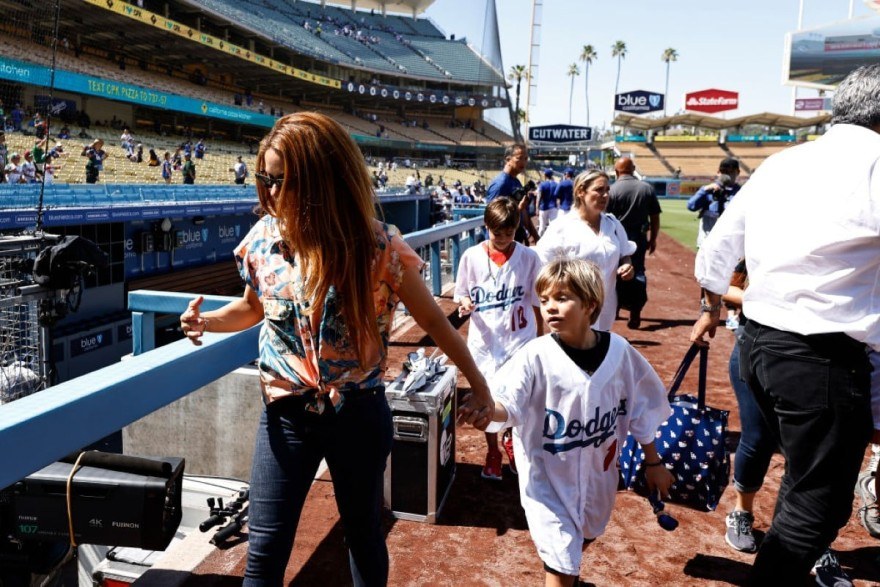 Η Σακίρα με τα παιδιά της σε αγώνα baseball