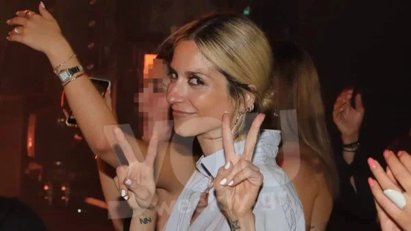 "Ξεσάλωσε" στη Μύκονο η Σοφία Καρβέλα - Φωτογραφίες από τις διακοπές της στο νησί των ανέμων