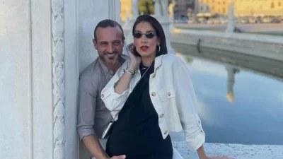 Του αφιέρωνε τραγούδια λίγες ώρες πριν τον γάμο - Με τιάρα και διαμάντια στα μαλλιά η Σοφία Λεοντίτση