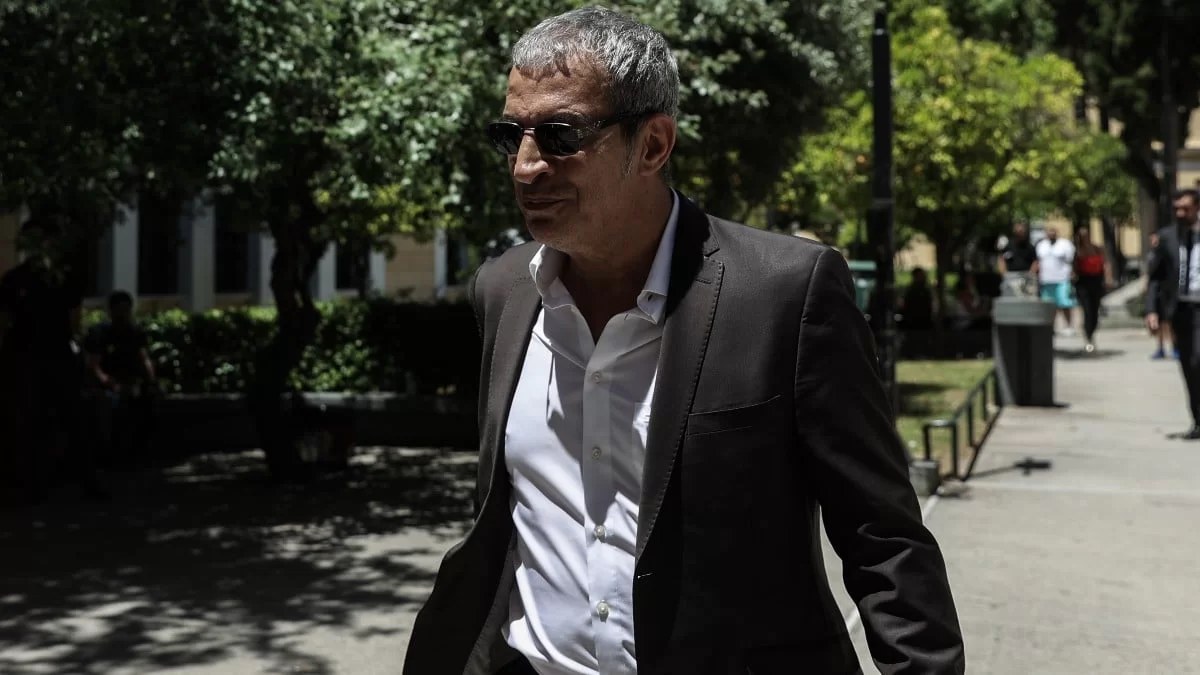 Με γυαλιά ηλίου και γοργό βήμα - Η άφιξη του Αδαμαντίδη στα δικαστήρια της Ευελπίδων