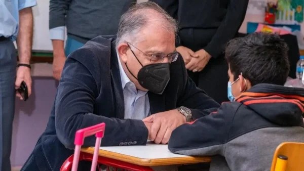 Κατέβηκε άρον άρον από το βήμα - Καρέ καρέ το βίντεο με την αδιαθεσία του Θεοδωρικάκου στη Βουλή