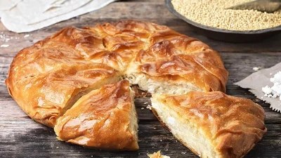 Με τραγανικό χωριάτικο φύλλο - Παραδοσιακή τυρόπιτα από την πεθερά της Αργυρώς