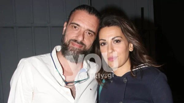 Τρελά ερωτευμένοι κρατιούνται από το χέρι στο θέατρο - Η σπάνια εμφάνιση Τσαφούλια και Μενενάκου