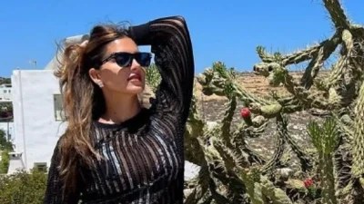 Τα έλεγαν σε νησιώτικο πεζούλι - Η βραδινή έξοδος της μαυρισμένης Τσιμτσιλή με τη Χρουσαλά
