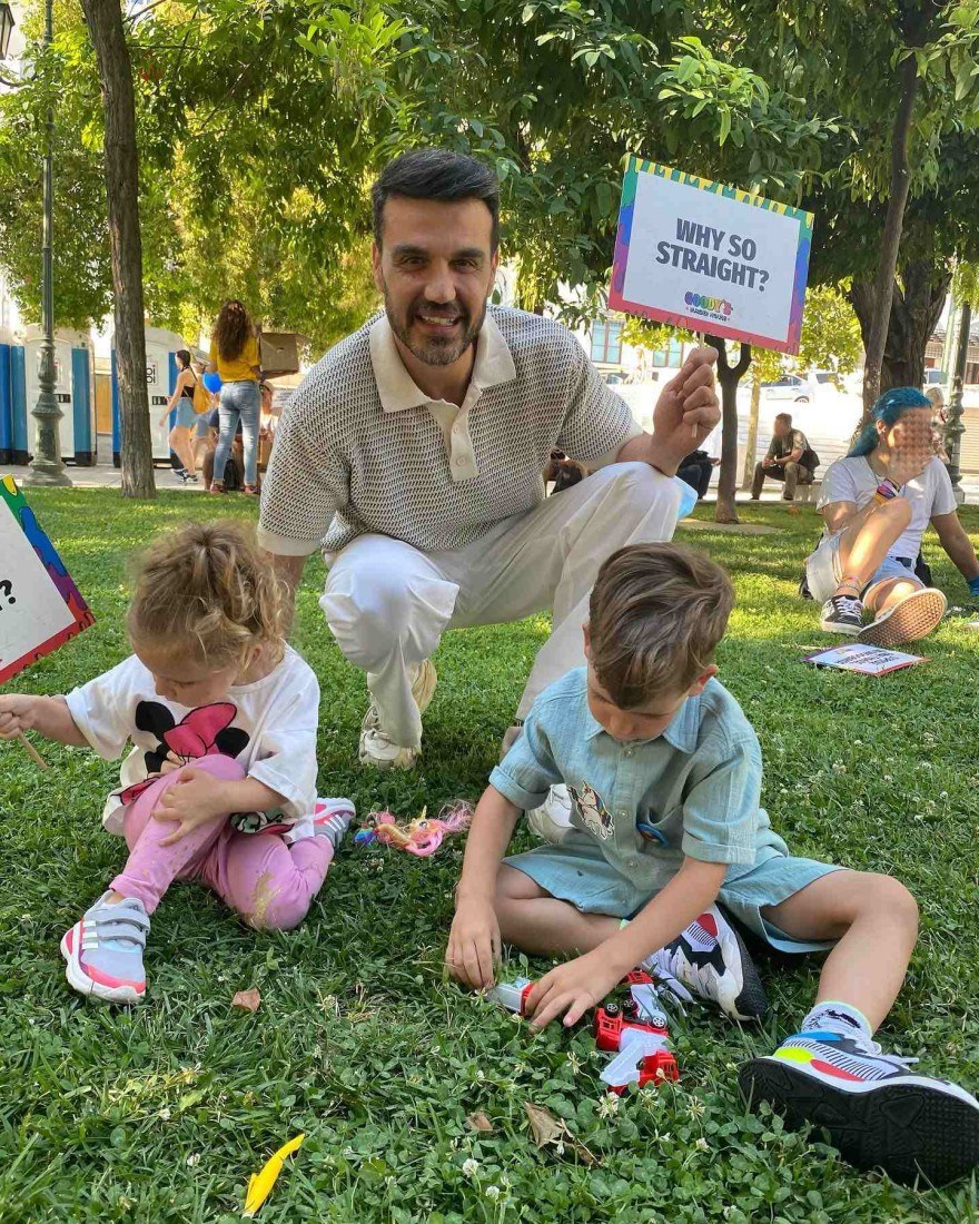 Ο Παντελής Τουτουντζής με τα παιδιά του στο pride