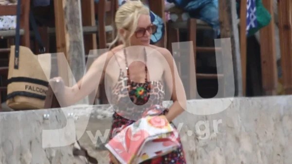 Με λεοπάρ ολόσωμο και boho παρεό η Χριστοπούλου - ''Παίρνουν και δίνουν'' τα μπάνια στα Κουφονήσια