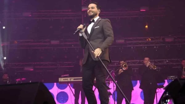 Viral o Χρήστος Μάστορας στο Tik-tok - Θεατής του πέταξε πάνω στη σκηνή ένα...