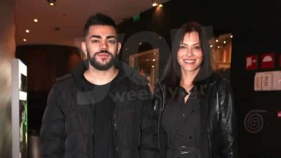 Με ροζ μπικίνι πάνω σε σκάφος - Η Λάουρα Νάργες με την κοιλίτσα φουσκωμένη στο Λαγονήσι