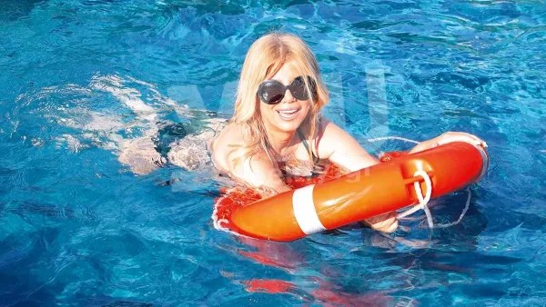 Σε 5αστερο ξενοδοχειακό συγκρότημα με πισίνα - Φωτογραφίες από τις διακοπές της Κουτσελίνη με την κόρη της