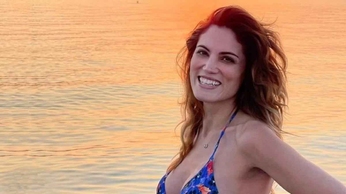 Με φουσκωμένη κοιλίτσα στον 6ο μήνα της εγκυμοσύνης της - Η Μαίρη Συνατσάκη με λευκό αντρικό μπλουζάκι στην Κρήτη