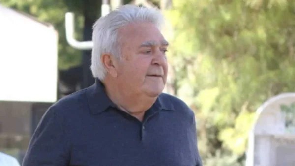 Σικάτη και γοητευτική - Η σύζυγος του Πασχάλη Τερζή με την οποία μένει μόνιμα στο σπίτι τους στο Πευκοχώρι