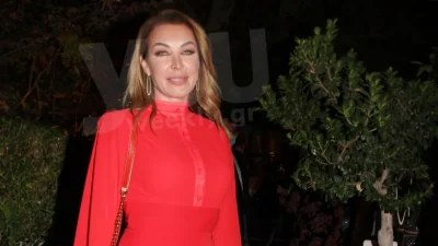 Στην Ύδρα με χλιδάτο σκάφος η Τατιάνα Στεφανίδου - Η ολόσωμη πόζα με το μαύρο της μαγιό