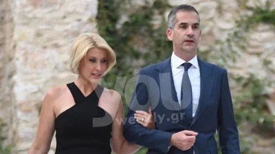 Το πέπλο έκανε τη διαφορά - Η μοναδική φωτογραφία με το νυφικό της Σίας Κοσιώνη από τον γάμο της με τον Κώστα Μπακογιάννη