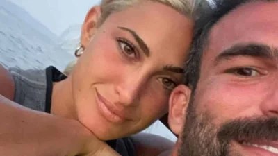Με μαύρο μπικίνι στον 4ο μήνα εγκυμοσύνης της - Για μπάνιο με τον Αλεξάνδρου η Ιωάννα Τούνη