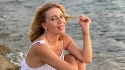 Είναι όλο από πέτρα και έχει τεράστια πισίνα που βλέπει τη θάλασσα - Το εξοχικό της Σμαράγδας Καρύδη στην Αίγινα