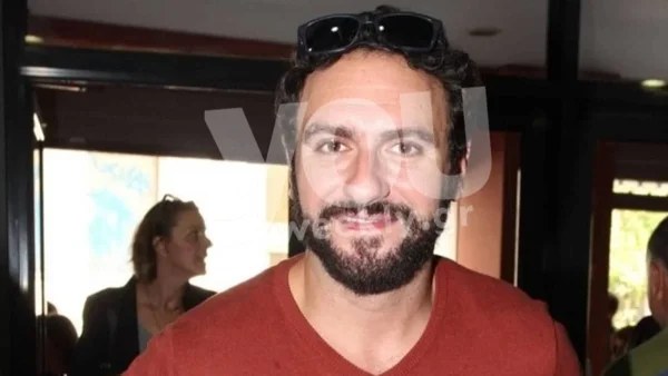 Τρομάξαμε να τον αναγνωρίσουμε - Μαυρισμένος και χαμογελαστός για διακοπές στα Μάταλα ο Ηλίας Μελέτης
