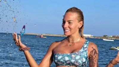 "Μοίρασε εγκεφαλικά" η Ιωάννα Μαλέσκου με τους γραμμωμένους κοιλιακούς της - Με μπλε μπικίνι και γυαλιά ηλίου στην παραλία