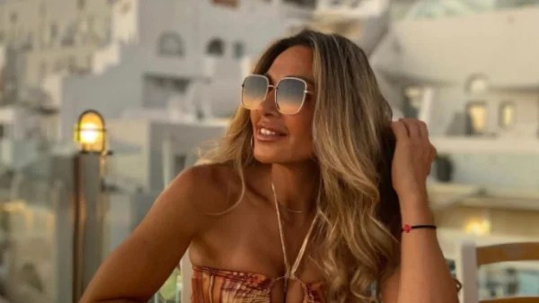 Με ολόσωμο χρυσό μαγιό ξαπλωμένη στην άμμο - Το πραγματικό σώμα της Ελένης Πετρουλάκη στα 52 της