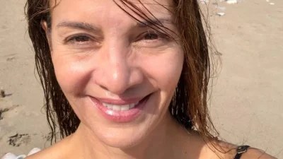 «Όσο πιο άγρια τόσο πιο...» - Κόβει την ανάσα η Κατερίνα Λέχου με το μικροσκοπικό μπικίνι της παίζοντας με τα κύματα
