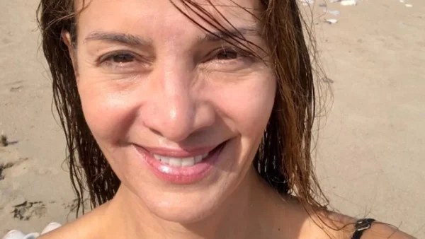 «Όσο πιο άγρια τόσο πιο...» - Κόβει την ανάσα η Κατερίνα Λέχου με το μικροσκοπικό μπικίνι της παίζοντας με τα κύματα