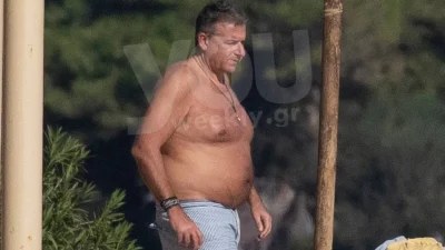 Ο Γιώργος Λιάγκας αλά δελφίνι - Το απίστευτο στιγμιότυπο από τις καλοκαιρινές του διακοπές στους Αντίπαξους