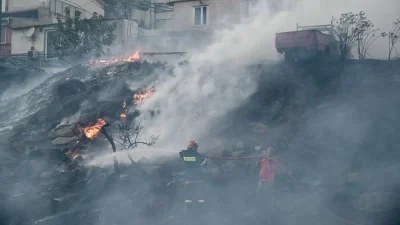 Φωτιά στο χωριό Συκά κοντά στη Λαμία
