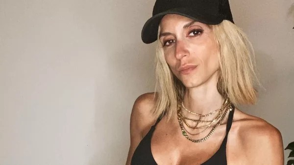 Λινό στο χρώμα της άμμου: Το φόρεμα/πουκάμισο αξίας 455 ευρώ, της Σοφίας Καρβέλα - Σου βρήκαμε το ίδιο με 39,95 ευρώ
