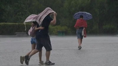 Καιρός (24/8): Μαίνεται η κακοκαιρία - Μέχρι πού θα φτάσει η θερμοκρασία
