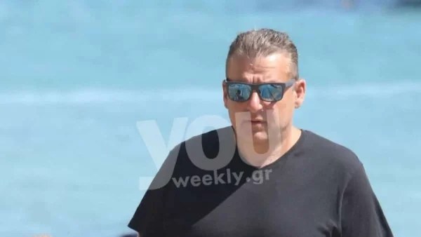 Με την πετσέτα στον ώμο και τα γυαλιά στο κεφάλι - Η τελευταία βουτιά του Γιώργου Λιάγκα πριν την επιστροφή στην τηλεόραση