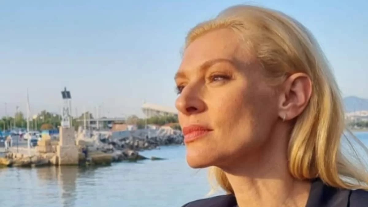 Αγνώριστη η Ζέτα Δούκα με καστανό μαλλί και αφέλειες - Ο λόγος πίσω από την αλλαγή στην εικόνα της