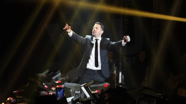 Ασύλληπτο περιστατικό σε συναυλία του Κωνσταντίνου Αργυρού - Θαυμάστρια πέταξε ξανά... σουτιέν